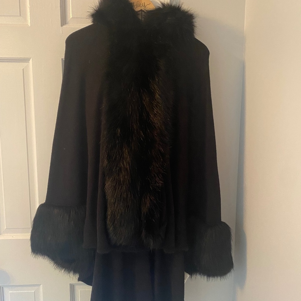 Sweater/Fur/Cape